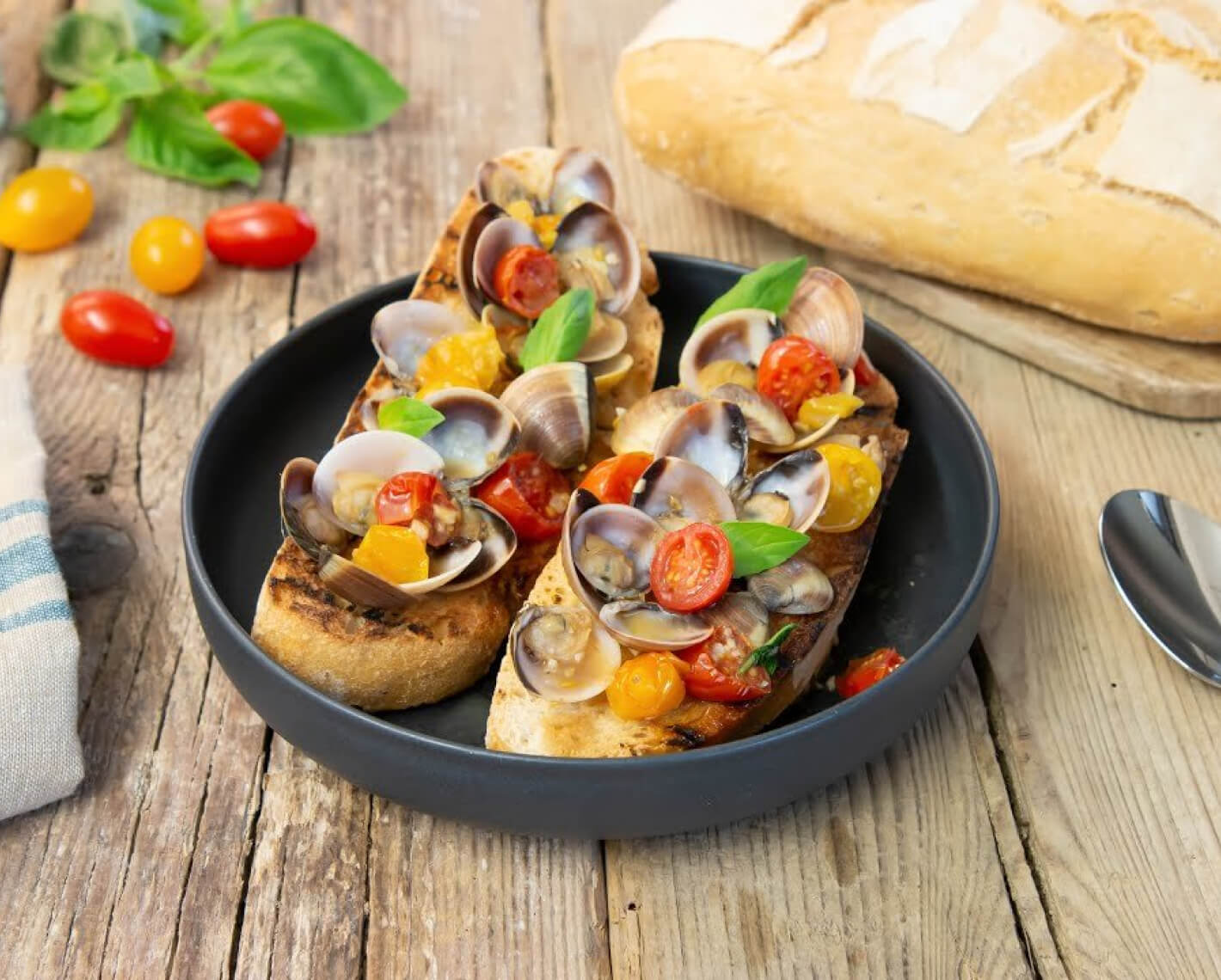 Bruschetta vongole e pomodorini al profumo di basilico