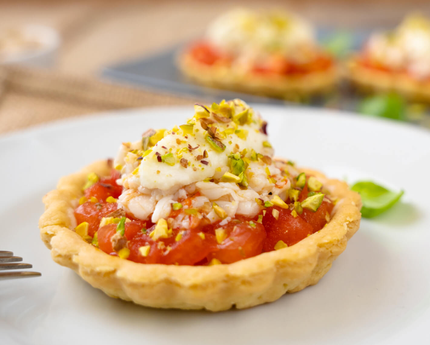Mini crostate di pasta frolla salata con pomodori e gamberoni marinati