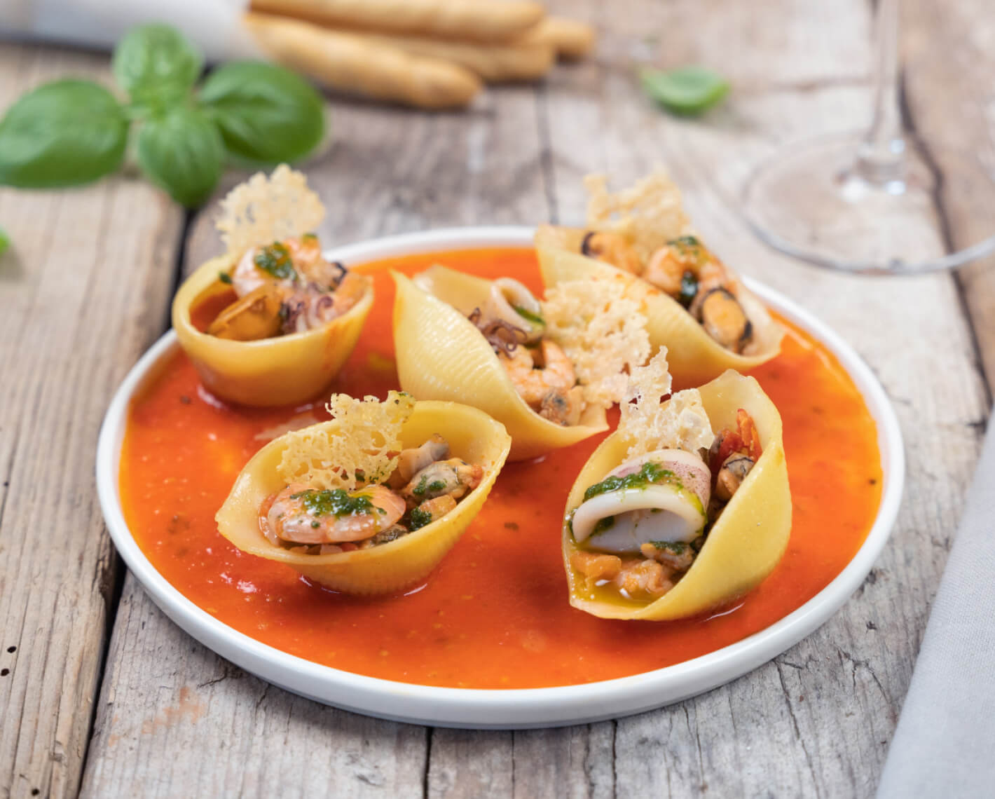 Conchiglioni ai frutti di mare con coralli di parmigiano